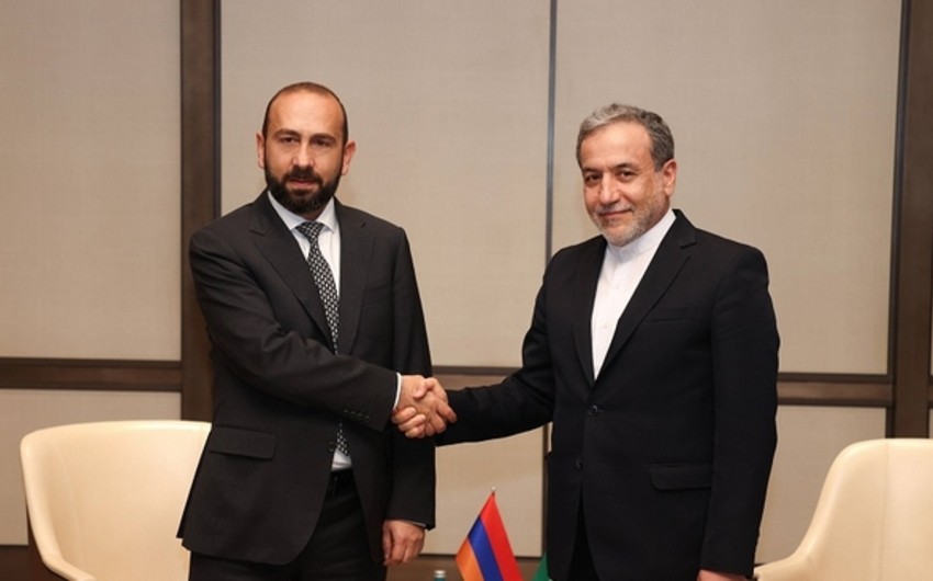 Mirzoyan və Əraqçi telefon danışığı aparıb