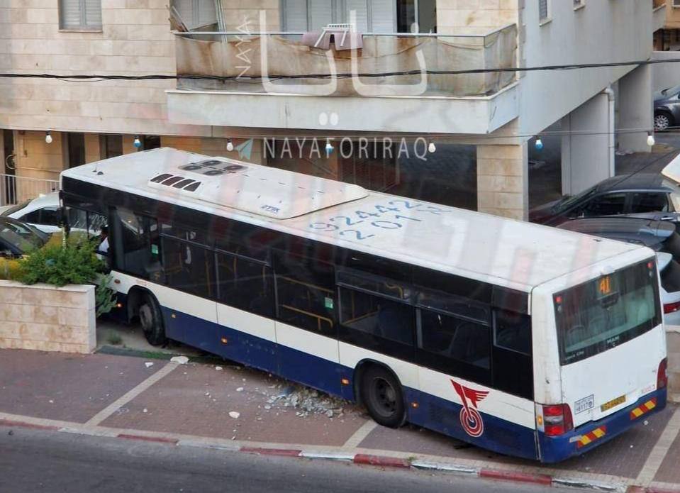 İsraildə avtobus yaşayış binasına ÇIRPILDI