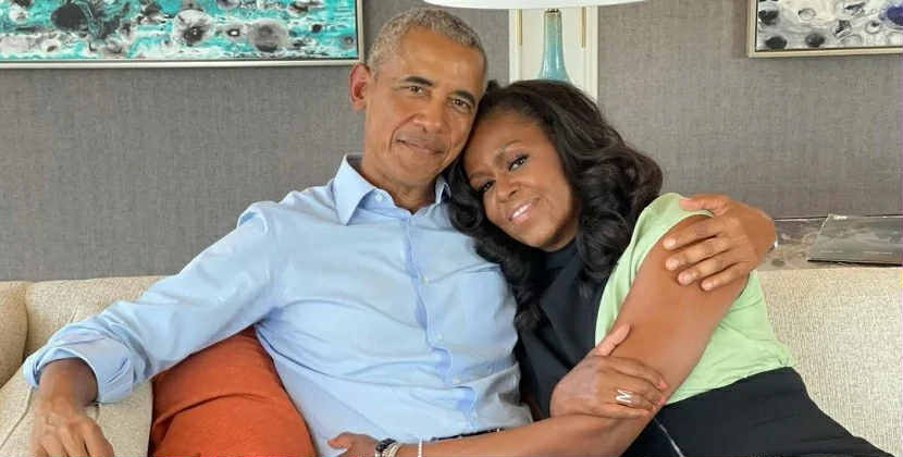 Boşanma şayiələri yayılan Mişel Obama başqa siyasətçi ilə göründü - FOTO