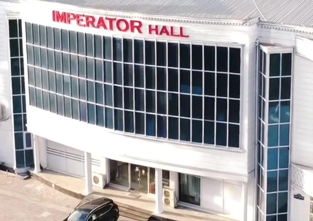 "İmperator Hall"da kütləvi dava: Bəy tərəflər arasında qaldı - FOTOLAR