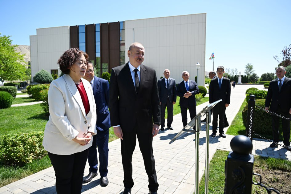 Prezident Mingəçevirdə erməni raketinin düşdüyü ərazidə - FOTO