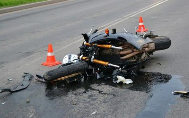 “07” ilə toqquşan motosikletçi öldü