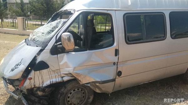 Goranboyda turistləri daşıyan mikroavtobus qəzaya düşdü