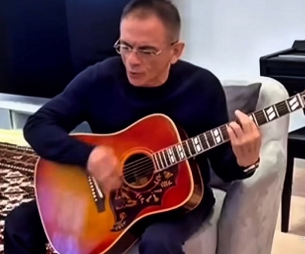 Mədət Quliyev gitara ifa etdi – Video sosial şəbəkələrdə maraqla qarşılandı
