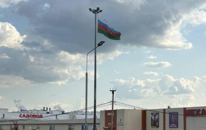 Moskvada azərbaycanlılar Rusiya bayrağını endirib, Azərbaycan bayrağı qaldırıblar – FOTO