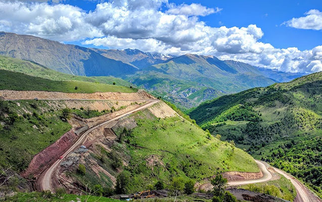 Kəlbəcərdə hərbçilərin olduğu maşın aşdı