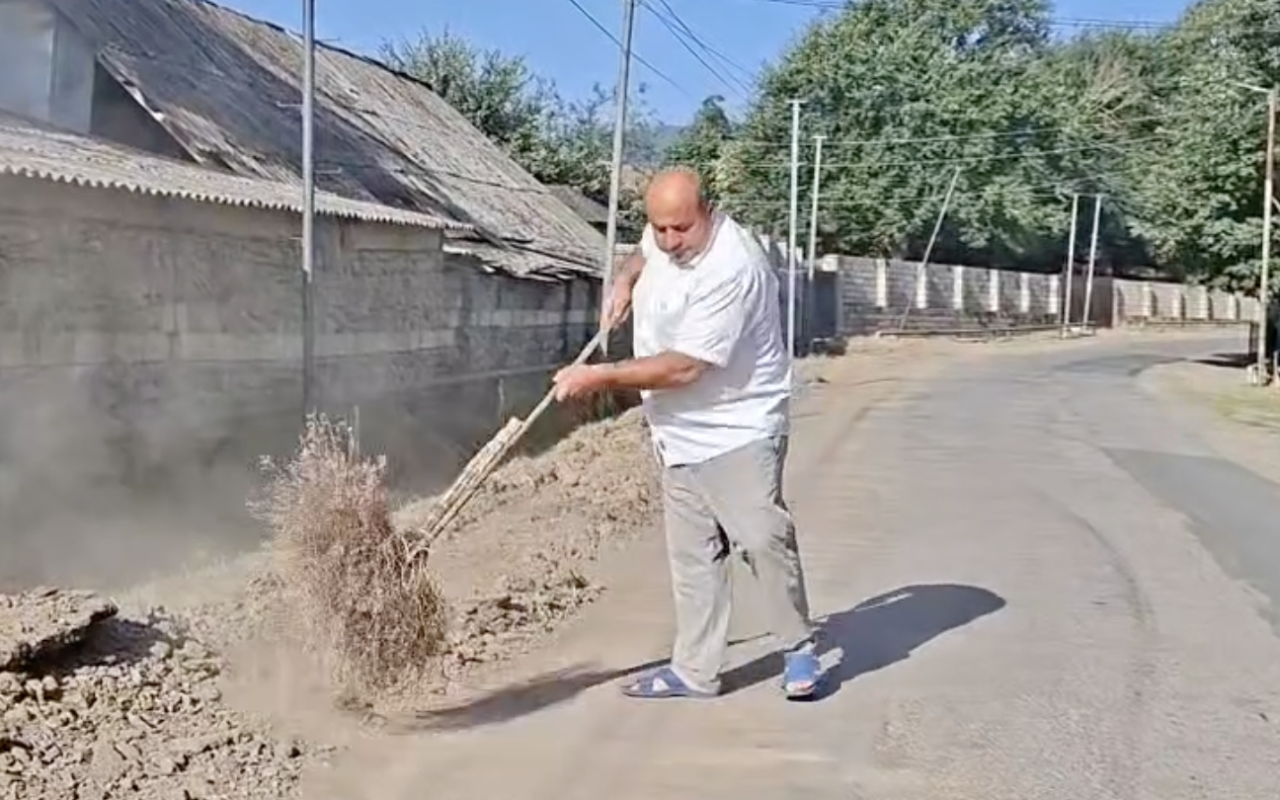 Masallıda bələdiyyə sədri küçəni özü süpürdü- VİDEO
