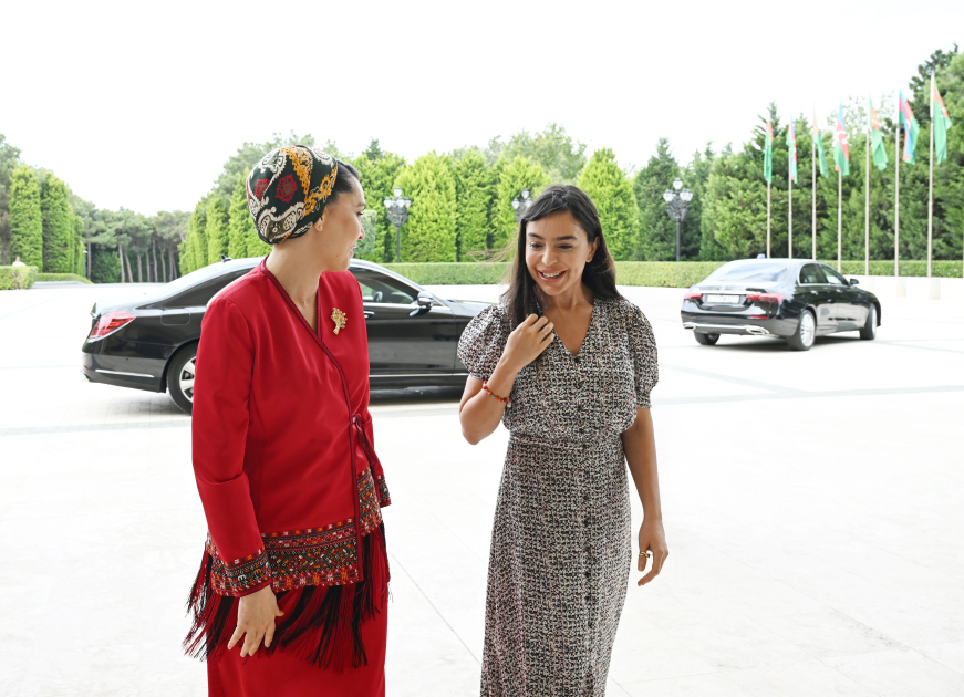 Oquldjaxan Atabayeva və Leyla Əliyeva Heydər Əliyev Mərkəzini ZİYARƏT ETDİLƏR