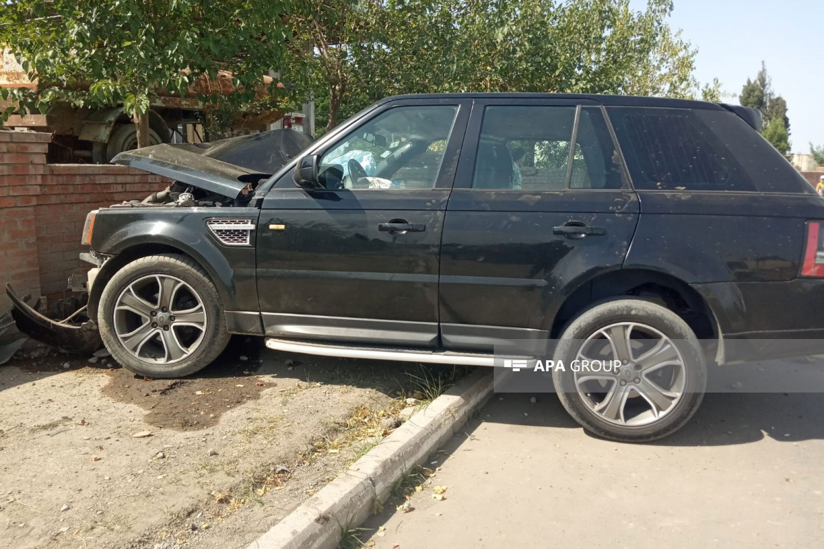 Gəncədə avtomobil işıq dirəyinə, sonra divara çırpıldı - FOTO