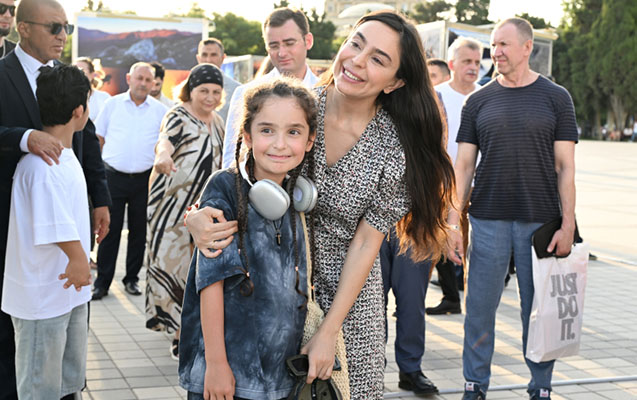 Leyla Əliyeva bulvarda fotosərginin açılışında iştirak etdi - FOTO