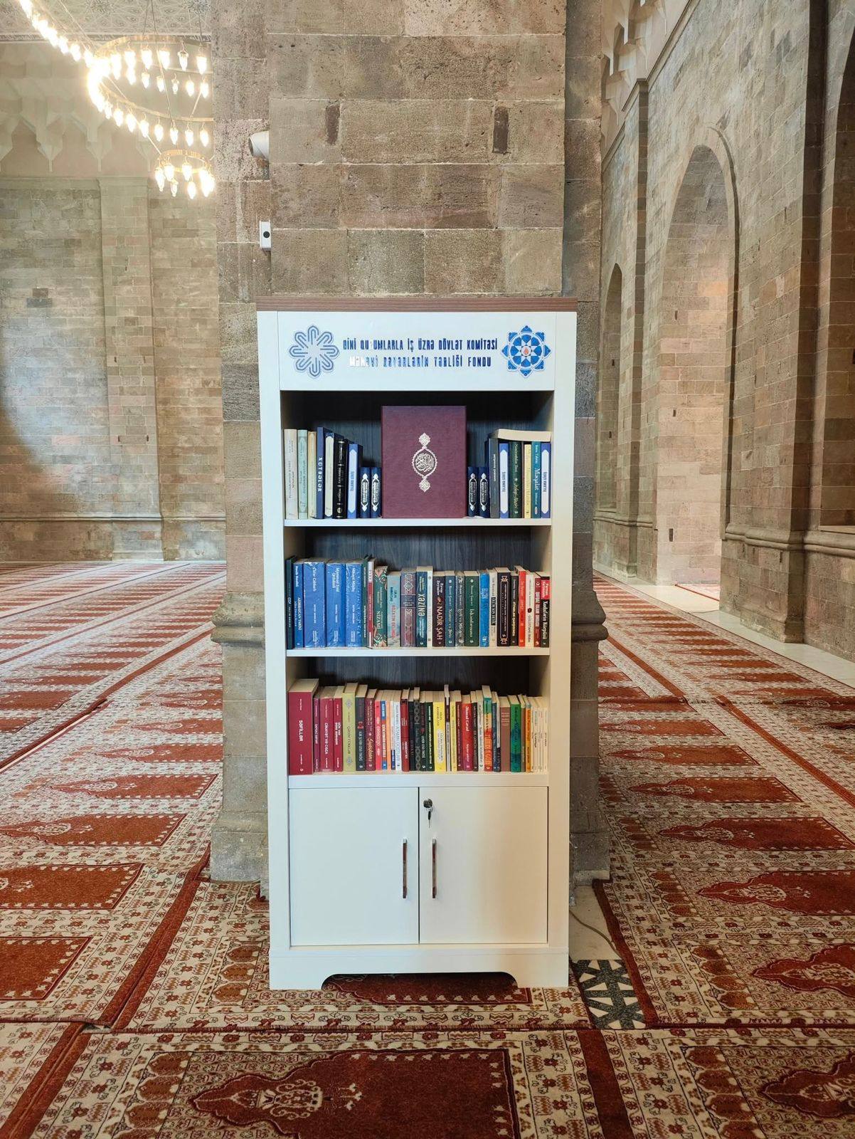 "Məscidlərə kitab rəfi yerləşdirməklə guya böyük iş görürlər"- Elşad Miri