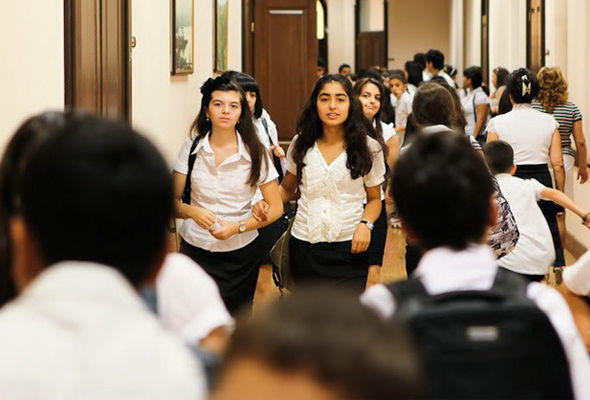 220 şagird qızıl nişanla təltif olundu