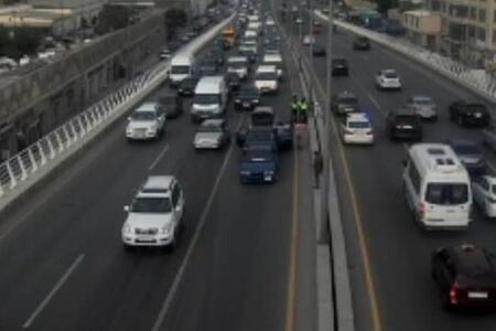 Mərdəkan yolunda avtomobil piyadanı vurdu, tıxac yarandı