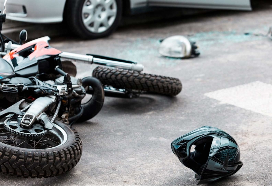Bakıda motosikletçi qırmızı işıqdan keçərək qəza törətdi