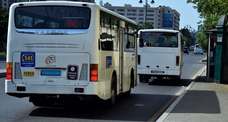 Marşrut avtobusu işıq dirəyinə çırpıldı: yaralılar var – VİDEO