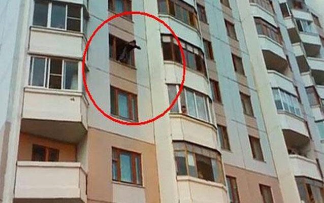18 yaşlı qız 4-cü mərtəbədən yıxıldı