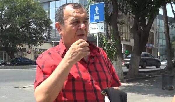 Tanınmış aktyor küçələrdə gül, corab satır