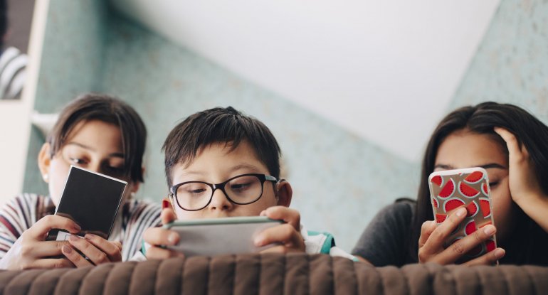 Pediatrdan xəbərdarlıq: Telefonlar uşaqların beyininə zərər verir