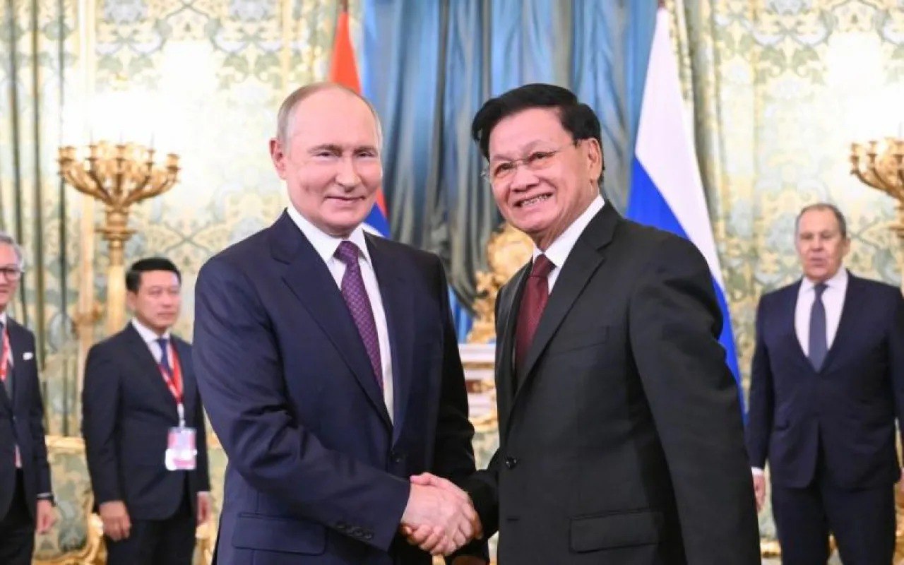 Laos Prezidenti Putinə bir cüt fil HƏDİYYƏ ETDİ - VİDEO