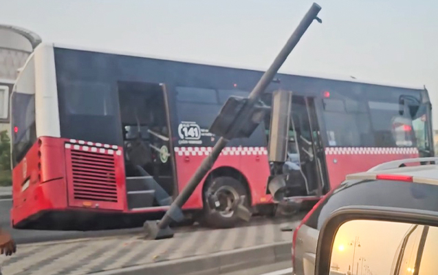 Bakıda marşrut avtobusu işıqfora çırpıldı - Video